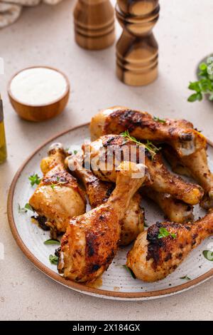 Cosce di pollo arrosto con ranch ed erbe fresche, idea di ricetta rapida e sana Foto Stock