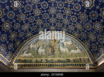 Il buon Pastore (Gesù Cristo) mosaico nel Mausoleo di Galla Placidia. Ravenna, Italia Foto Stock