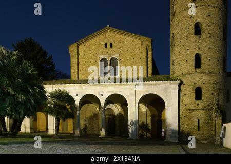 Basilica di Sant'Apollinare nuovo di notte. Ravenna, Italia Foto Stock