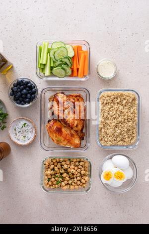 Contenitori per la preparazione dei pasti con cibi sani ad alto contenuto proteico preparati, quinoa cucinata, ceci e uova Foto Stock