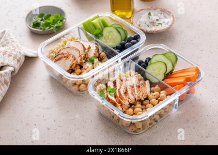 Contenitori per la preparazione dei pasti con cibi sani ad alto contenuto proteico preparati, quinoa cucinata, ceci e uova Foto Stock