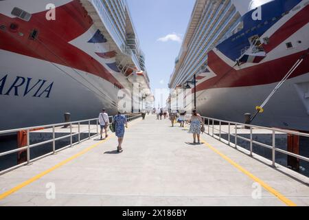 Le navi da crociera P&o Arvia e Britannia attraccano a St. Kitts, Caraibi Foto Stock