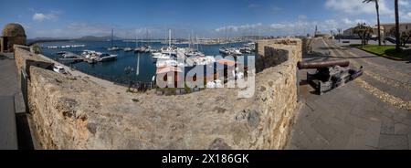 Cannoni antichi, mura della fortezza di Alghero, vista sul porto, vista panoramica, Sardegna, Italia Foto Stock