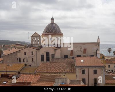 Tetti della città vecchia, chiesa di San Michele, vista dalla torre della chiesa di San Francesco, Alghero, Sardegna, Italia Foto Stock