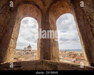 Tetti della città vecchia, chiesa di San Michele, vista dalla torre della chiesa di San Francesco, Alghero, Sardegna, Italia Foto Stock