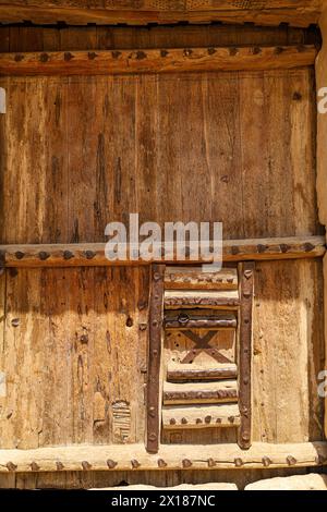 Vecchia porta in legno e cancello del forte al Masmak Palace Riyadh, Arabia Saudita Foto Stock