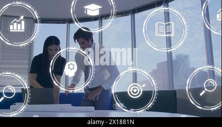 Immagine di più icone digitali contro uomini e donne diversi che discutono di un piano in ufficio Foto Stock