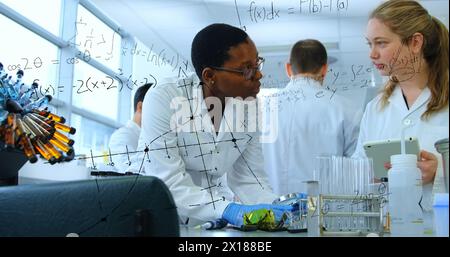 Immagine di equazioni matematiche su un gruppo di scienziati diversi in laboratorio Foto Stock