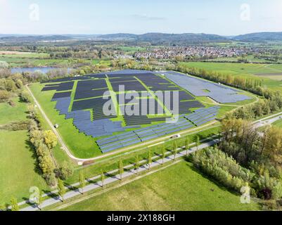 Foto aeree, moduli solari, parco solare, fotovoltaico, generazione di energia elettrica da energia solare in un ex sito di discarica vicino a Radolfzell sul lago Foto Stock