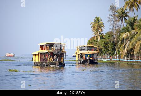 Case galleggianti tradizionali sul lago Vembanad, sistema di canali delle backwaters, Kerala, India Foto Stock