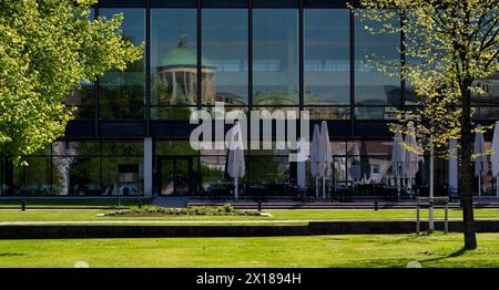 Cupola di Wuerttembergischer Kunstverein riflessa nella facciata di vetro, Parlamento di Stato del Baden-Wuerttemberg, Stoccarda, Baden-Wuerttemberg, Germania Foto Stock