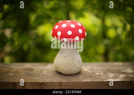 Vola agarico su una pila di legno, decorazione di giardini, decorazione, Stoccarda, Baden-Wuerttemberg, Germania Foto Stock