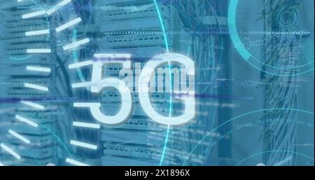 Immagine di 5 g di testo, cerchi, onde sonore, radar, database su apparecchiature di archiviazione nella sala server Foto Stock