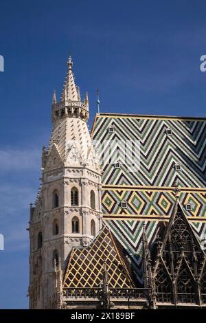 St Cattedrale di Stefano con tetto ricoperto da piastrelle rotonde di ceramica dipinte di giallo, bianco, blu e verde con motivi a zig zag, Vienna, Austria Foto Stock