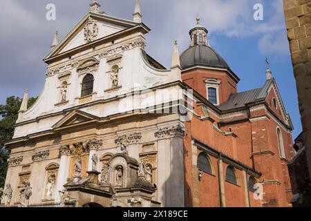 Facciata della chiesa dei Santi Pietro e Paolo decorata con statue e sculture scolpite, Cracovia, Polonia Foto Stock