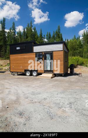 Contemporanea facciata Mini House mobile con tetto inclinato di 8 x 24 piedi, rivestita di ciottoli di legno di pino e quercia grigia color marrone e rivestita di nero Foto Stock