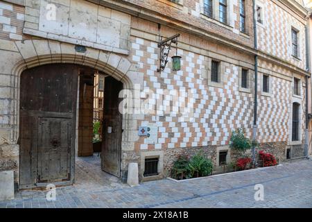Casa di una ricca famiglia di mercanti del XVI secolo, Hotel de Mauroy con Maison de l'Outil et de la Pensee ouvriere, . Centro storico di Troyes Foto Stock