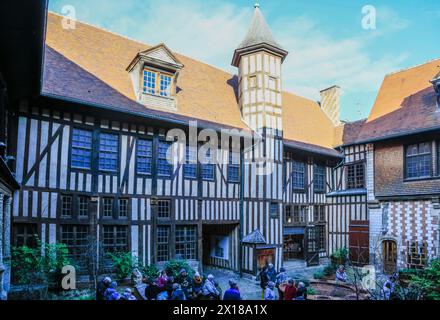 Casa di una ricca famiglia di mercanti del XVI secolo, Hotel de Mauroy con Maison de l'Outil et de la Pensee ouvriere, . Centro storico di Troyes Foto Stock