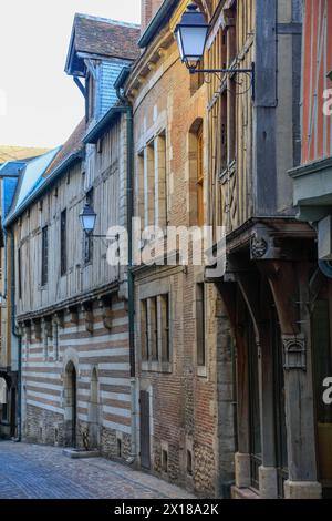 Casa di una ricca famiglia di mercanti del XVI secolo, Hotel de Mauroy con Maison de l'Outil et de la Pensee ouvriere, . Centro storico di Troyes Foto Stock