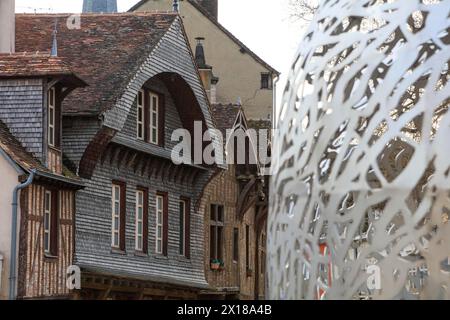 Case a graticcio vicino al Canal du Trevois con la scultura le coeur de Troyesl, il centro storico di Troyes, il dipartimento di Aube, la regione Grand Est Foto Stock