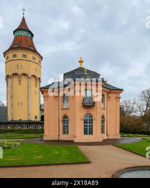 Storica torre dell'acqua e castello di Pagodenburg, Murgpark, ex residenza dei margravi di Baden-Baden, Rastatt, Baden-Wuerttemberg, Germania Foto Stock