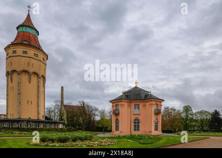 Storica torre dell'acqua, birrificio C. Franz e castello di Pagodenburg, Murgpark, ex residenza dei margravi di Baden-Baden, Rastatt Foto Stock