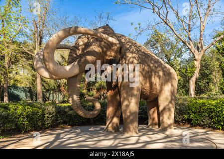 Scultura mammut nel Parco la Ciutadella (Parc de la Ciutadella) nel centro storico di Barcellona, Spagna Foto Stock