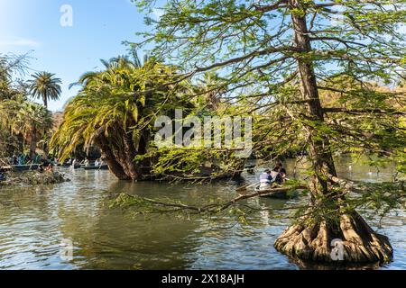 Gite in barca nel Parco la Ciutadella (Parc de la Ciutadella) nel centro storico di Barcellona, Spagna Foto Stock