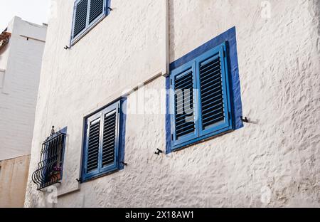 Persiane blu chiuse su una casa a Sitges, Spagna Foto Stock