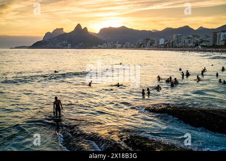 Tramonto a Ipanema Beach, Praia do Arpoador, Ipanema, Rio de Janeiro, Brasile Foto Stock