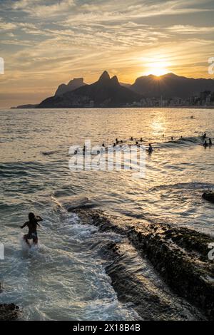 Tramonto a Ipanema Beach, Praia do Arpoador, Ipanema, Rio de Janeiro, Brasile Foto Stock