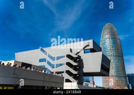 DAS Bürogebäude Torre Glories und das Museum Disseny Hub a Barcellona, Spanien Barcelona Katalonien Spanien *** l'edificio degli uffici Torre Glories e. Foto Stock