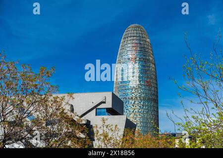 DAS Bürogebäude Torre Glories und das Museum Disseny Hub a Barcellona, Spanien Barcelona Katalonien Spanien *** l'edificio degli uffici Torre Glories e. Foto Stock