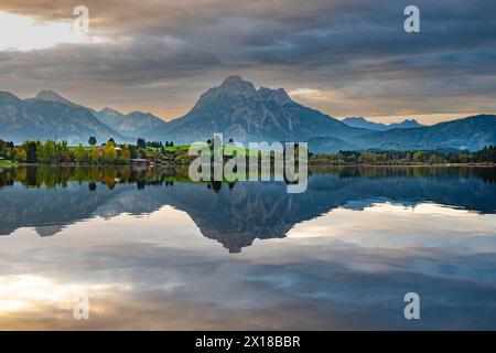 Sunrise, Hopfensee, vicino a Fuessen, Ostallgaeu, Allgaeu, Swabia superiore, Swabia, Baviera, Germania Foto Stock