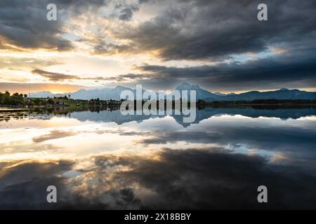 Sunrise, Hopfensee, vicino a Fuessen, Ostallgaeu, Allgaeu, Swabia superiore, Swabia, Baviera, Germania Foto Stock