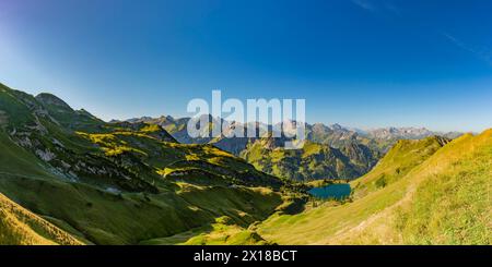 Panorama montano da Zeigersattel a Seealpsee, a sinistra Hoefats 2259 m, Allgaeu Alps, Allgaeu, Baviera, Germania Foto Stock