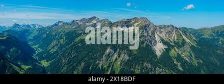 Panorama dal Wildengundkopf, 2238 m fino ai tre Schafalpenkoepfe, Fiderescharte, 2214 m, Allgaeu Alps, Allgaeu, Baviera, Germania Foto Stock
