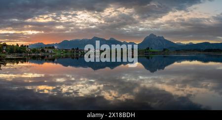 Sunrise, Hopfensee, vicino a Fuessen, Ostallgaeu, Allgaeu, Swabia superiore, Swabia, Baviera, Germania Foto Stock