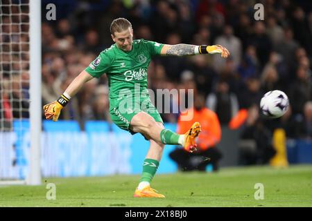 Chelsea, Londra, Inghilterra. 15 aprile 2024; Stamford Bridge, Chelsea, Londra, Inghilterra: Premier League Football, Chelsea contro Everton; il portiere Jordan Pickford di Everton fa un lungo scalo crediti: Action Plus Sports Images/Alamy Live News Foto Stock