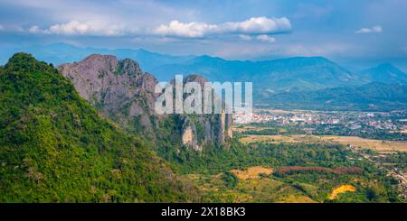 Panorama di Vang Vieng e del paesaggio di Kart dal punto panoramico di Pha Ngern, provincia di Vientiane, Laos Foto Stock