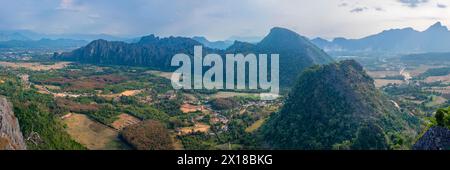 Panorama di Vang Vieng e del paesaggio di Kart dal punto panoramico di Pha Ngern, provincia di Vientiane, Laos Foto Stock