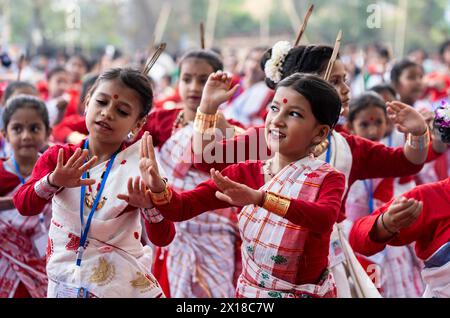 I bambini partecipano a un workshop di danza Bihu, in vista del festival Rongali Bihu, a Guwahati, Assam, India, il 6 aprile 2024. La danza Bihu è tradizionale Foto Stock