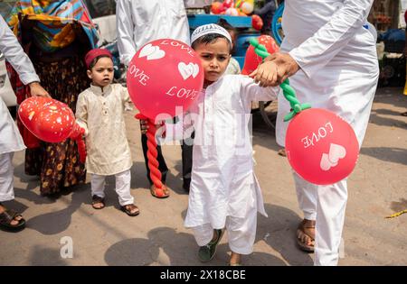 GUWAHATI, INDIA, 11 APRILE: I musulmani con bambini camminano verso un Eidgah per eseguire la preghiera di Eid al-Fitr a Guwahati, India, l'11 aprile 2024. Foto Stock