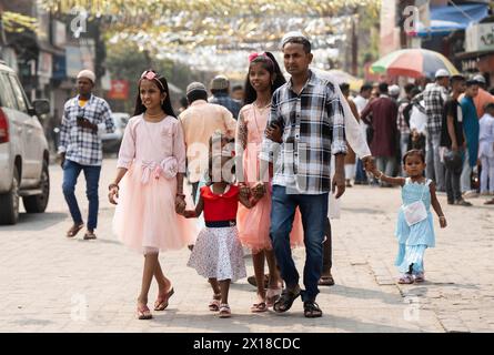 GUWAHATI, INDIA, 11 APRILE: I musulmani con bambini camminano verso un Eidgah per eseguire la preghiera di Eid al-Fitr a Guwahati, India, l'11 aprile 2024. Foto Stock