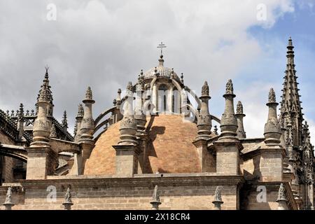 Siviglia, Cattedrale, Cattedrale di Santa Maria de la Sede con Giralda, Siviglia, vista dettagliata dell'architettura gotica di una cupola della cattedrale, Siviglia Foto Stock