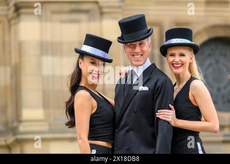 Didascalia: (DA SINISTRA A DESTRA: Kelly Chow, Anton Du Beke e Rosie Ward). Anton Du Beke Foxtrots His Way in His Fringe Debut Show, 'An Afternoon with Anto Foto Stock