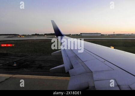 Managua, vista dalla finestra dell'aereo sull'ala durante il crepuscolo sulla pista, Nicaragua, America centrale, America centrale Foto Stock