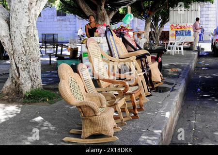 Leon, Nicaragua, mercato di strada con sedie e bancarelle fatte a mano sullo sfondo, America centrale, America centrale - Foto Stock