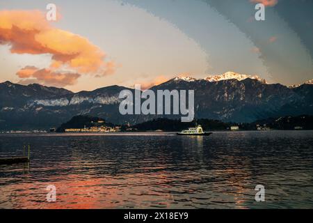 Piccola imbarcazione passeggeri che si sposta a Como sul Lago di Como - spostamento a zigzag . Incredibile vista del sole e Alpi innevate in lontananza Foto Stock