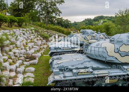 Primo piano della torretta di cannoni su carri armati militari con vernice mimetica in mostra nel parco pubblico di Nonsan, Corea del Sud Foto Stock